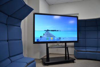 MaxiScreen projection surfaces, projection screens